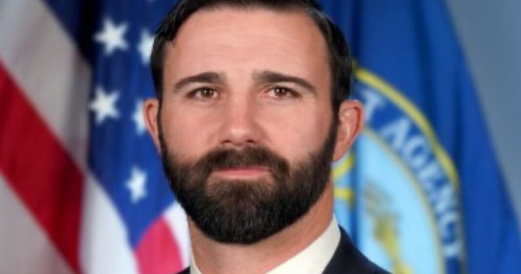 Trump nomina a Cameron Hamilton para dirigir FEMA un año después de su despido Trump nomina a Cameron Hamilton para dirigir FEMA un año después de su despido