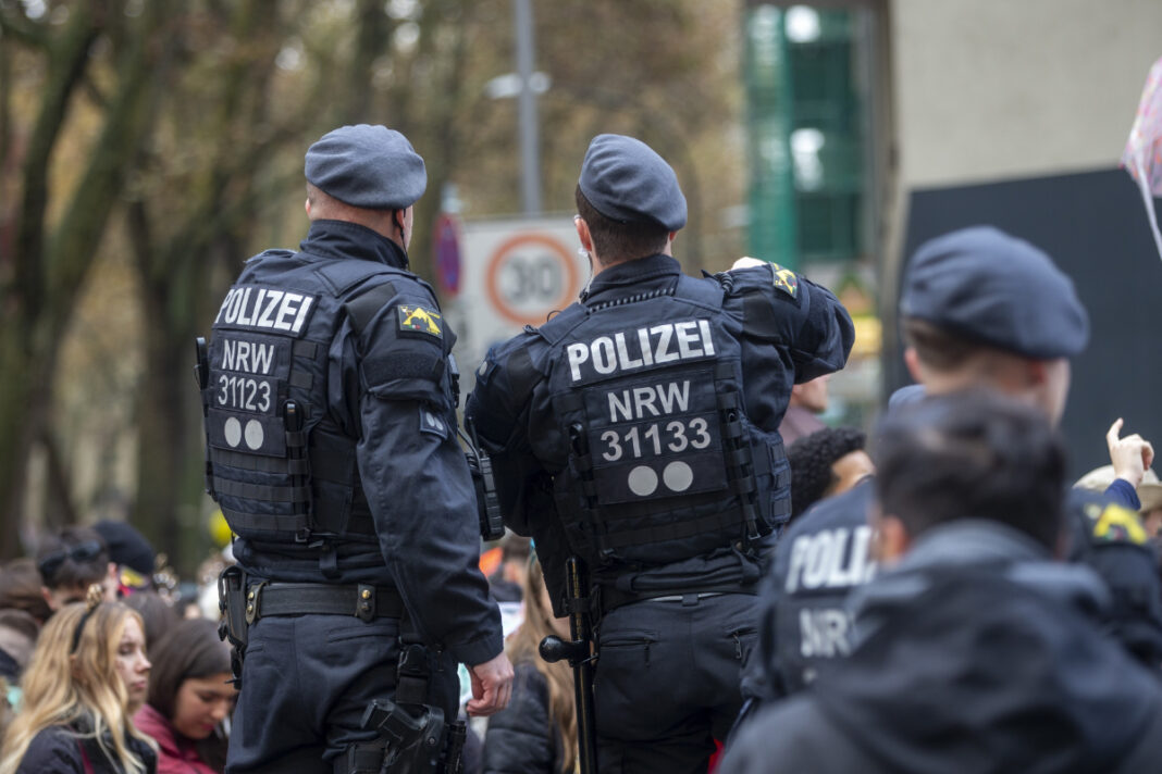 Juzgan en Dortmund a siete miembros de la Knappi Gang por agresión en parada de autobús Juzgan en Dortmund a siete miembros de la Knappi Gang por agresión en parada de autobús
