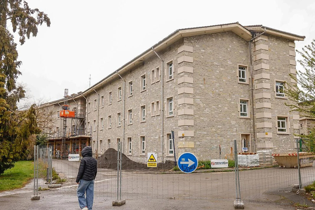 El Gobierno convierte una residencia de ancianos de Vitoria en centro para inmigrantes con un coste de más de 16 millones en rehabilitación El Gobierno convierte una residencia de ancianos de Vitoria en centro para inmigrantes con un coste de más de 16 millones en rehabilitación