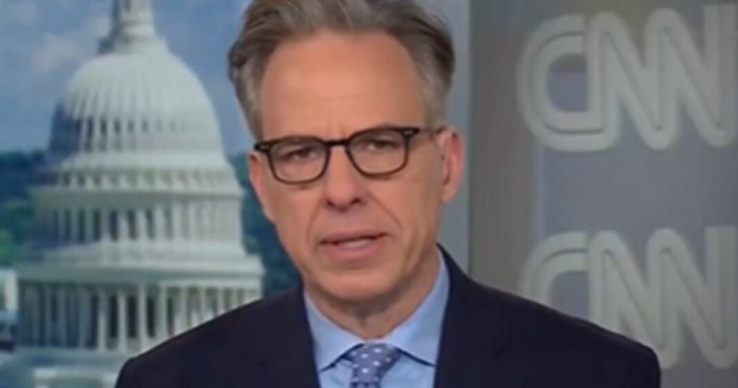 Jake Tapper vincula la cancelación de Colbert con una supuesta conspiración de Trump Jake Tapper vincula la cancelación de Colbert con una supuesta conspiración de Trump