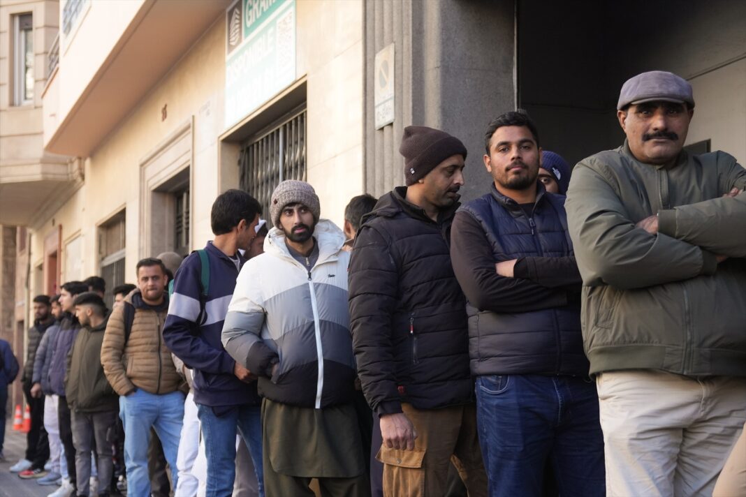 Correos activó quince días tarde el protocolo para comunicar falsedades documentales en la regularización de inmigrantes Correos activó quince días tarde el protocolo para comunicar falsedades documentales en la regularización de inmigrantes