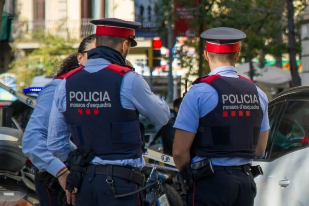 Los Mossos d’Esquadra detienen a una pareja que utilizaba a su bebé de nueve meses para estafar con billetes falsos Los Mossos d’Esquadra detienen a una pareja que utilizaba a su bebé de nueve meses para estafar con billetes falsos