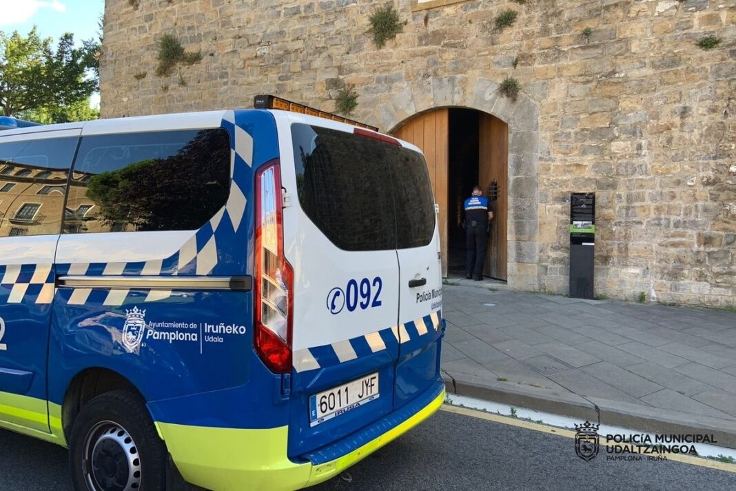 Cuatro inmigrantes ilegales argelinos apuñalan a un hombre en Pamplona para robarle unas zapatillas Cuatro inmigrantes ilegales argelinos apuñalan a un hombre en Pamplona para robarle unas zapatillas