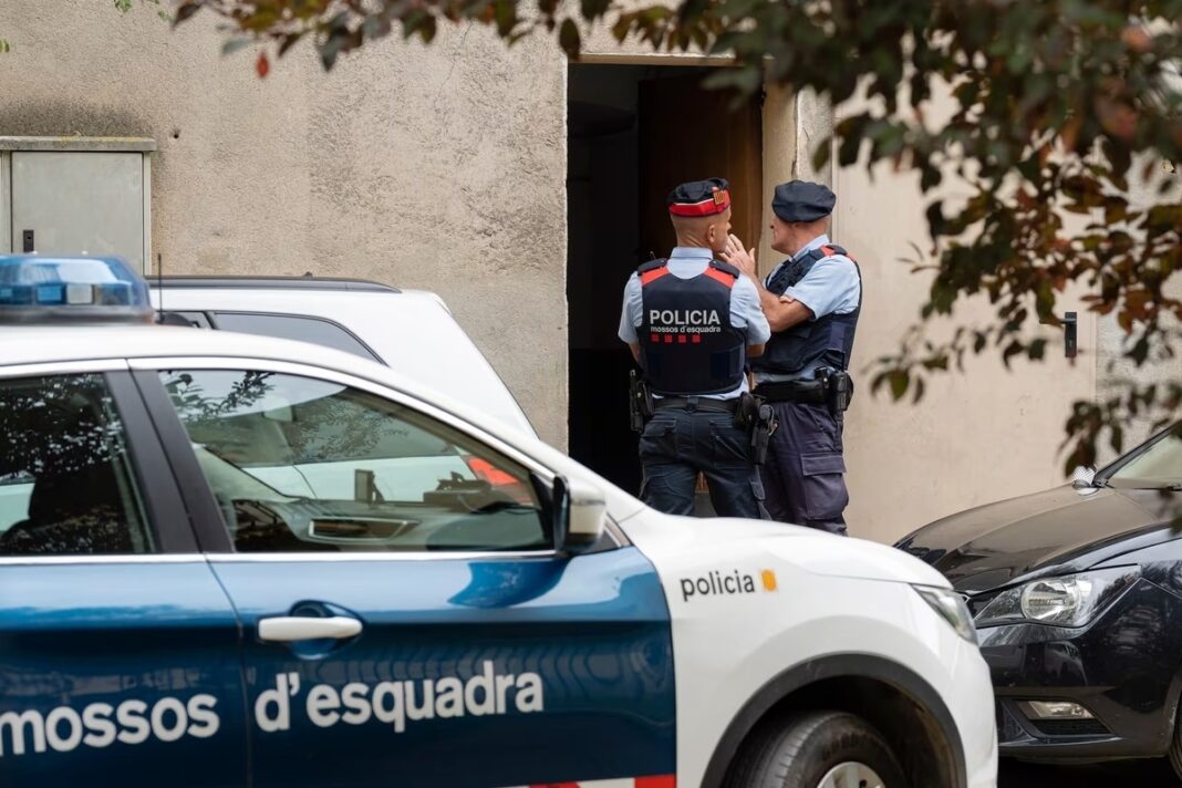 Los Mossos detienen a dos hombres tras intentar atracar una joyería en Roda de Ter a punta de pistola Los Mossos detienen a dos hombres tras intentar atracar una joyería en Roda de Ter a punta de pistola