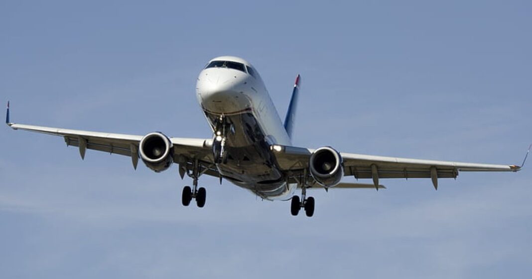 Vuelo de United Airlines desde Chicago realiza aterrizaje de emergencia en Wisconsin por intentos de acceso a la cabina Vuelo de United Airlines desde Chicago realiza aterrizaje de emergencia en Wisconsin por intentos de acceso a la cabina