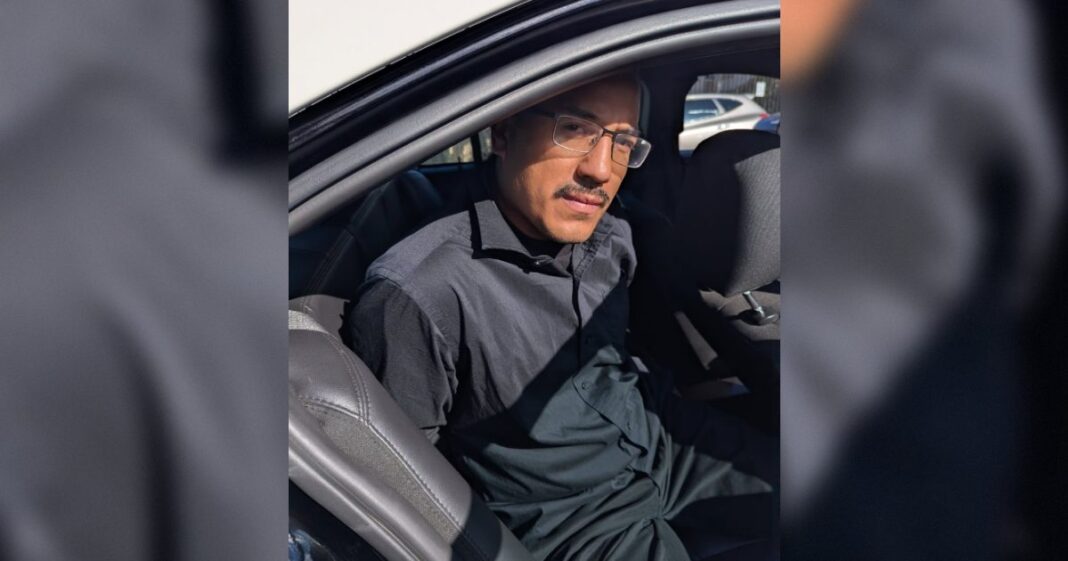 Agentes federales detienen a un embajador de paz vinculado a Karen Bass Agentes federales detienen a un embajador de paz vinculado a Karen Bass