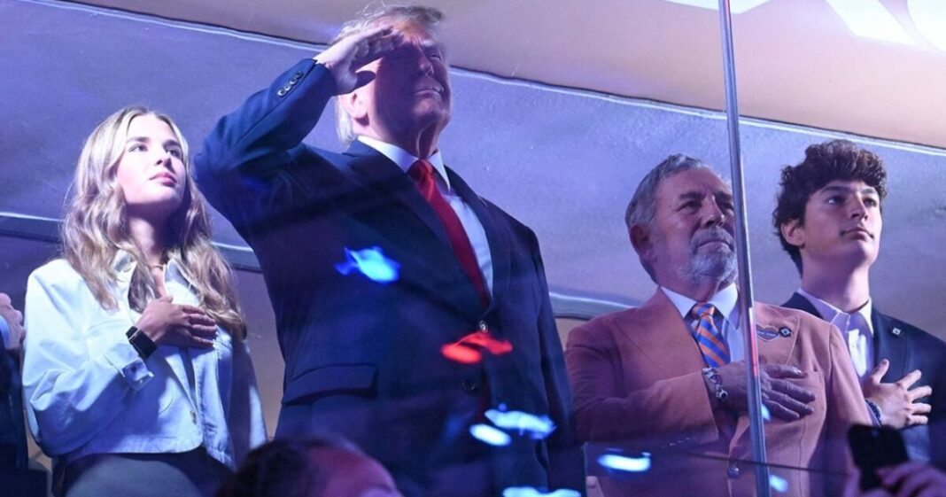 Trump acude al tercer partido de las Finales de la NBA en el Madison Square Garden Trump acude al tercer partido de las Finales de la NBA en el Madison Square Garden