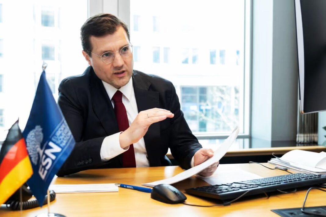 Eurodiputados alemanes denuncian en Madrid la regularización masiva de Pedro Sánchez Eurodiputados alemanes denuncian en Madrid la regularización masiva de Pedro Sánchez