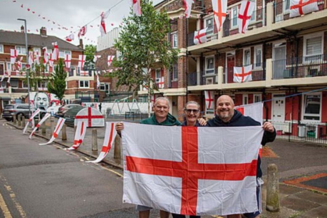 Reino Unido pide a sus agentes de inmigración que eviten la bandera de Inglaterra en sus uniformes Reino Unido pide a sus agentes de inmigración que eviten la bandera de Inglaterra en sus uniformes