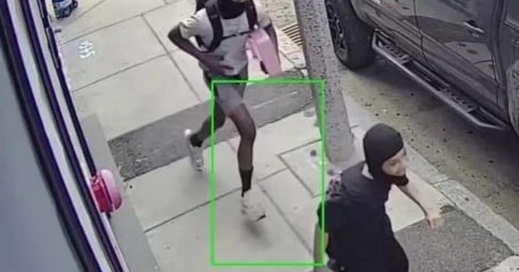 Un menor de 14 años arrestado por robo armado a un puesto de limonada infantil en Boston Un menor de 14 años arrestado por robo armado a un puesto de limonada infantil en Boston
