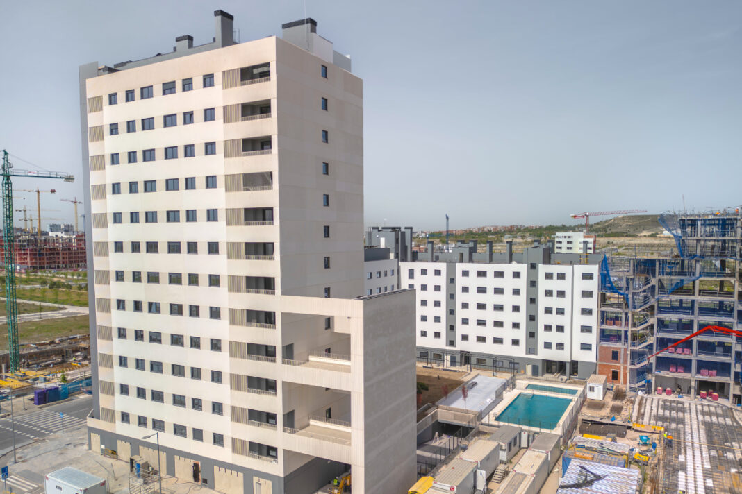 El precio de la vivienda alcanza máximos históricos en diez comunidades y Madrid supera por primera vez los 4.000 euros por metro cuadrado El precio de la vivienda alcanza máximos históricos en diez comunidades y Madrid supera por primera vez los 4.000 euros por metro cuadrado