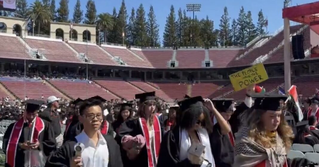 Estudiantes de Stanford abandonan la ceremonia durante el discurso de Sundar Pichai Estudiantes de Stanford abandonan la ceremonia durante el discurso de Sundar Pichai