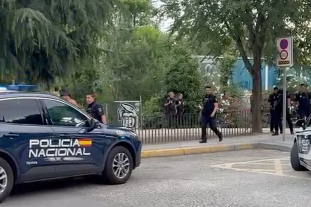 La Policía detiene a un marroquí por amenazar con un cuchillo a varios menores en un parque del distrito de Salamanca La Policía detiene a un marroquí por amenazar con un cuchillo a varios menores en un parque del distrito de Salamanca